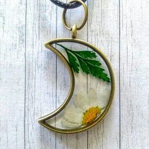 Minimalist Daisy Moon Necklace